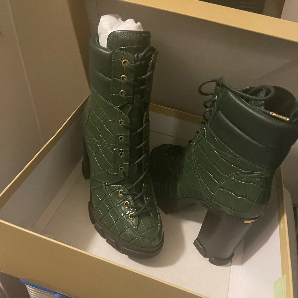 Brand new MK Boots size 10